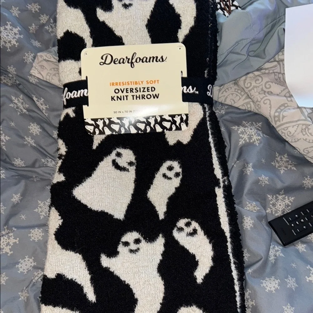 Dearfoams Black and White Ghost Knit Throw